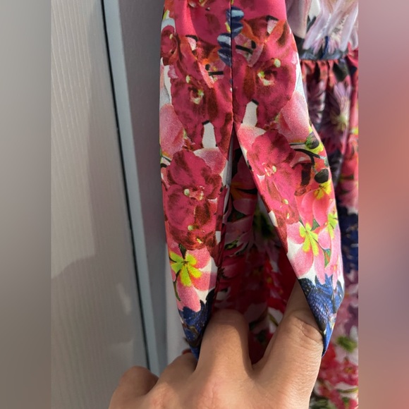 Liz clabour very light weight dress with pockets, back zipper works great. - Picture 5 of 7